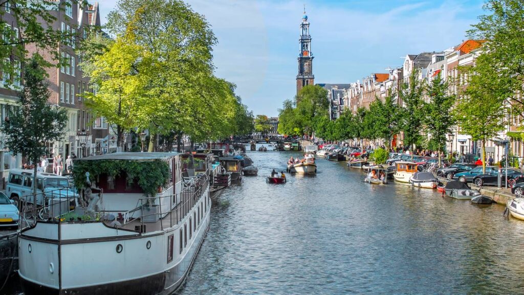 Canal de Amsterdam com barcos