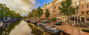 Cidade de Amsterdam com canal