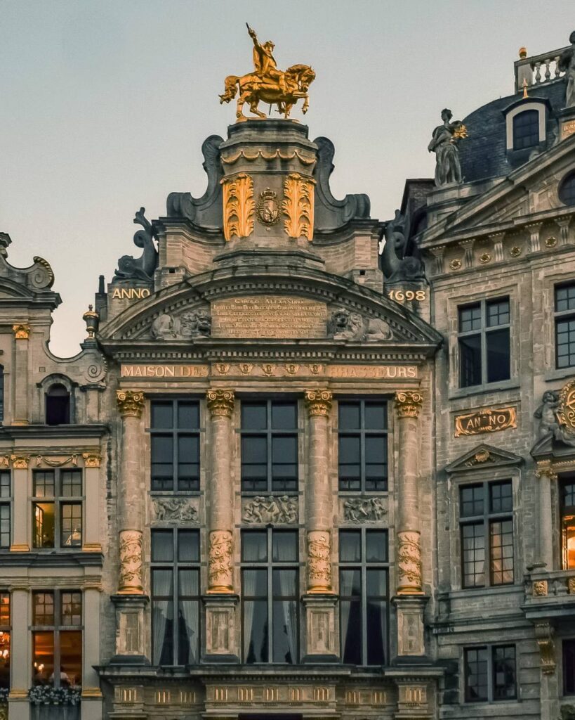 Detalhes em ouro nos prédios da Grand Place em Bruxelas