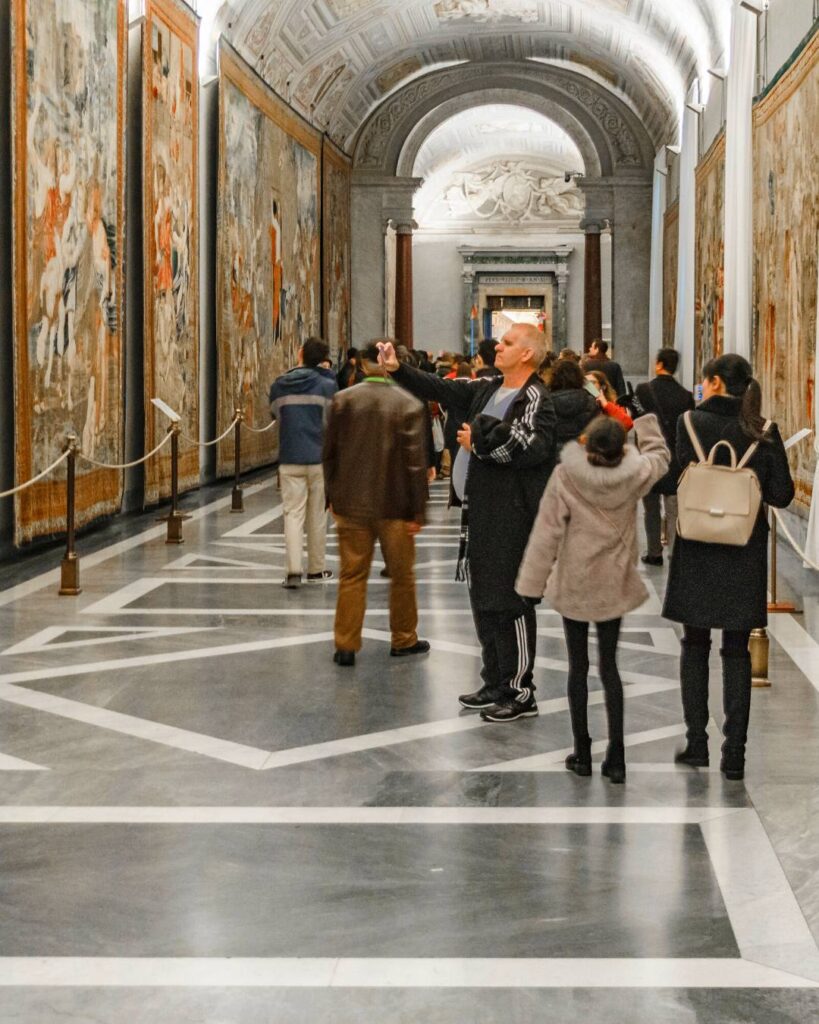 Turistas no Museu do Vaticano