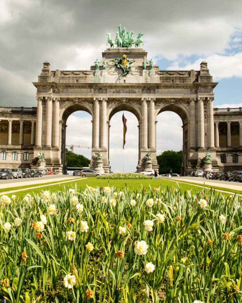 Jardins e monumento no Parque do Cinquentenário em Bruxelas