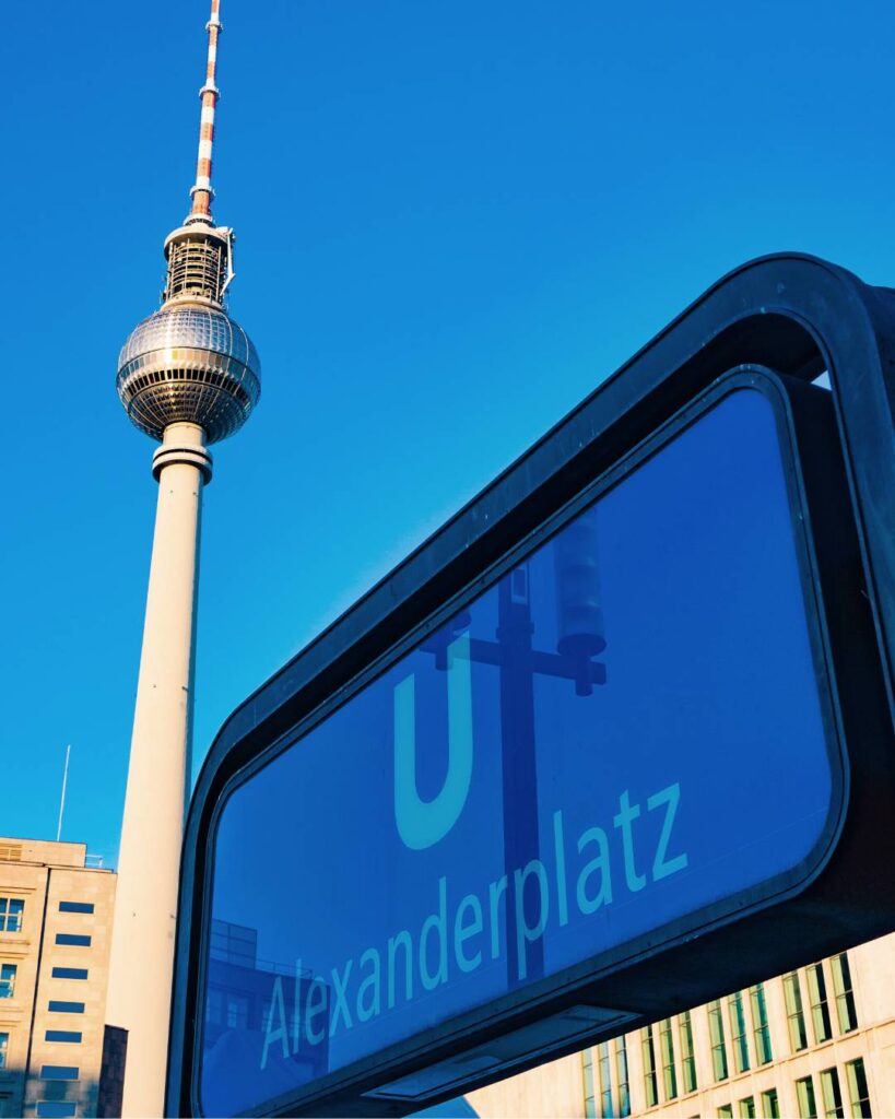 Placa com o nome da estação Alexanderplatz em Berlim