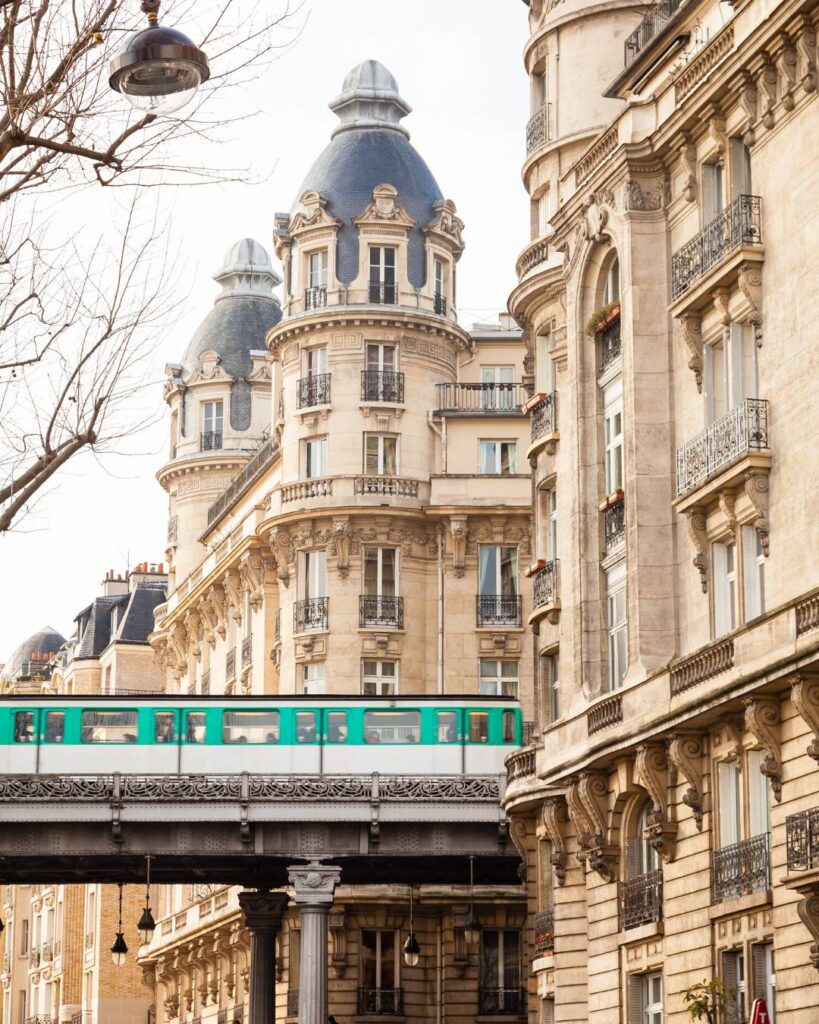 Metrô de Paris em meio aos prédios